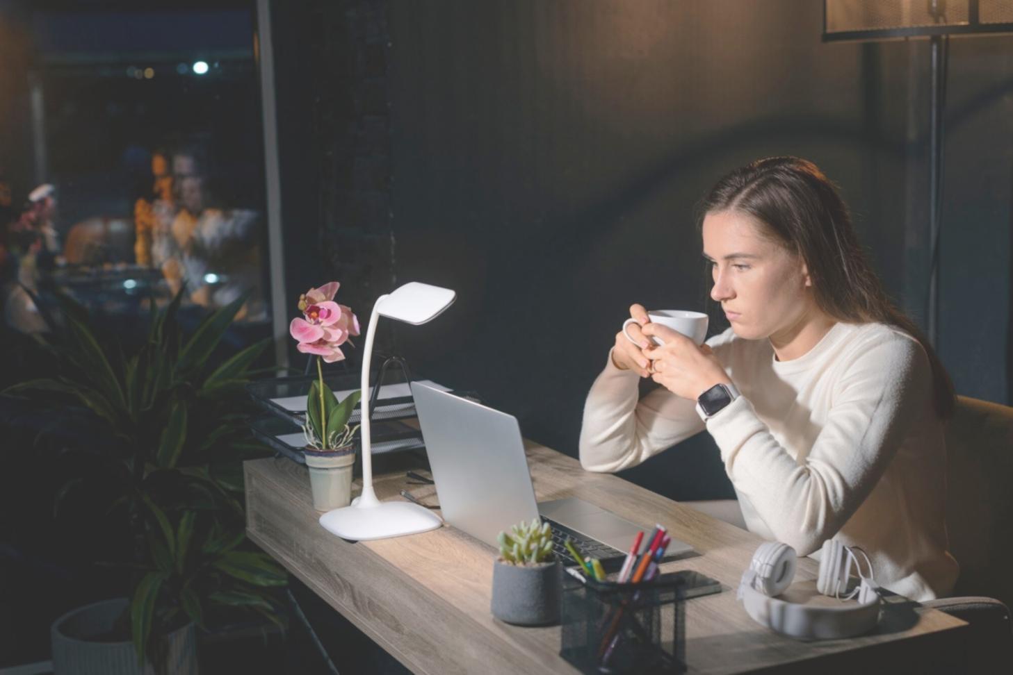 Personne travaillant sur ordinateur portable en créant du contenu structuré